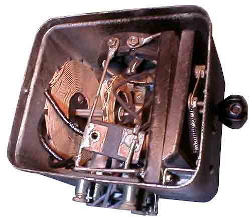 �{�̓����̍\��